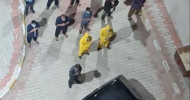 طاقم مستشفى العجمى يؤدى صلاة الجنازة على حالتى وفاة بسبب كورونا