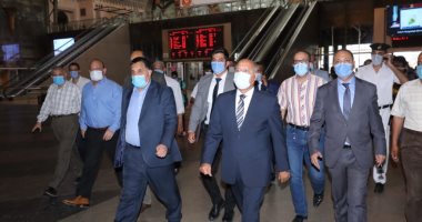وزير النقل يجرى جولة مفاجئة بمحطة مترو الشهداء ومحطة مصر للسكة الحديد.. صور