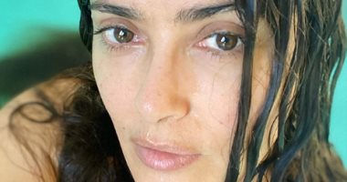 ظهور جديد للفنانة سلمى حايك بدون "ميكاب".. شوف إطلالتها