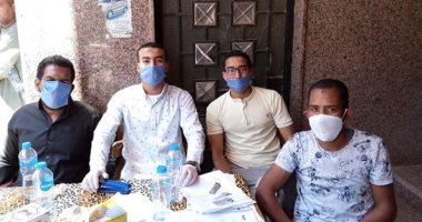 وقاية من كورونا..مبادرة شبابية لتوعية المواطنين وتنظيم مكاتب البريد بأسوان