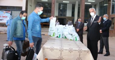 رئيس جامعة المنوفية يستقبل 190 عائدا من الخارج قبل تسكينهم بمدينة الأمل.. صور