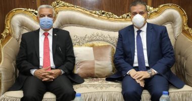 محافظ المنوفية يبحث استعدادات المدن الجامعية لاستقبال العائدين من الخارج