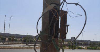 امسك مخالفة.. شكوى من أسلاك كهربائية خارجة من أعمدة الإنارة بمصر الجديدة