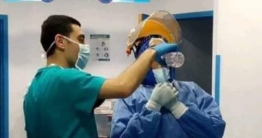 لمحات إنسانية بمستشفى العجمى.. كيرلس ممرض مسيحى يشرب زميله مياه بعد أذان المغرب