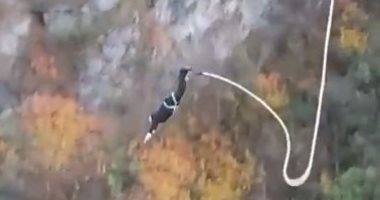 عمدة نيوزيلندي يقفز من جسر للاحتفال بتخفيف إجراءات مواجهة كورونا.. فيديو