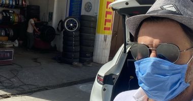 أحمد السعدنى فى مركز لتصليح إطار سيارته: "أعتقد اليوم باين"