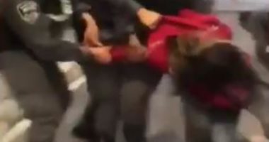 قوات الاحتلال تعتقل فتاة وشقيقها فى القدس وتسحلهما أرضا .. فيديو