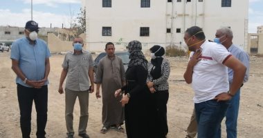 مجلس مدينة سفاجا يشن حملة إزالة للتعديات بمنطقة منخفض التكاليف..صور 