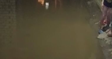 سيبها علينا.. شكوى من تسريب مياه بشارع علاء الماوئ بالفيوم دون معرفة مصدرها