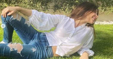 أنيقة وبسيطة.. آخر ظهور لـ نانسى عجرم تستمتع بوقتها فى الجلوس على العشب