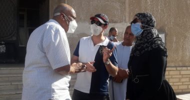 رئيس مدينة سفاجا تناقش إمكانية إنشاء أول مصنع للكمامات بالبحر الأحمر.. صور