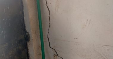 أهالى منزل آيل للسقوط يناشدون إنقاذهم.. مؤكدين: حفر "الصرف الصحى" السبب