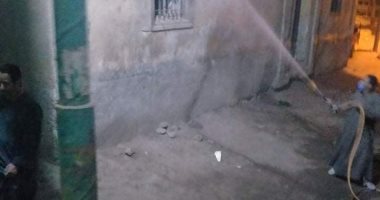 صور.. رش وتطهير ونظافة وصيانة أعمدة الإنارة بمركزى المنيا وديرمواس