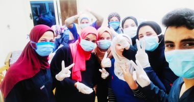 صور.. 10 حالات من مصابى كورونا تغادر المدينة الجامعية بالمنصورة بعد التعافى 