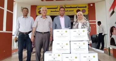جامعة أسوان تدعم العمالة غير المنتظمة بتوزيع كرتونة مواد غذائية 
