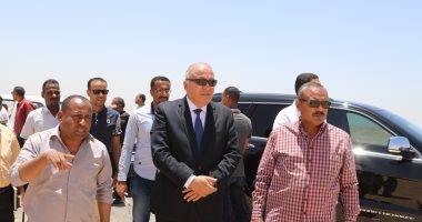 محافظ قنا يتفقد مخر سيل كرم عمران لاستقبال أي سيول محتملة .. صور
