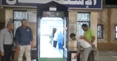 تركيب بوابة تعقيم للمترددين على الاستقبال بمستشفى غارب المركزى.. صور 