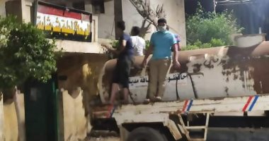 بالتزامن مع ساعات الحظر .. رش وتعقيم شوارع قرية شرشابة فى الغربية