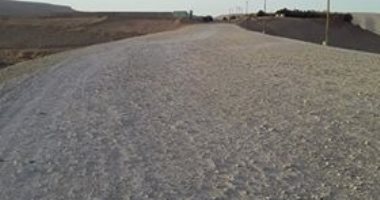سيبها علينا.. أهالى قرية أولاد يحيى بسوهاج يطالبون برصف الطريق الرئيسى 