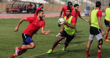 امسك حرامى.. أحمد ياسر ريان يداعب "باسم على" فى تدريبات قديمة للأهلى.. صور