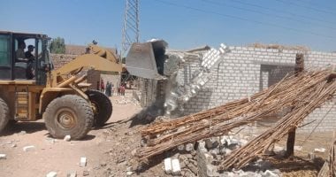 صور.. إزالة 6 حالات تعد للحفاظ على الأراضى الزراعية بالبلينا سوهاج وقراها
