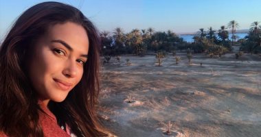 هند صبرى تنصح بحمل ميكروب السعادة بصورة جديدة بدون ميكاب  