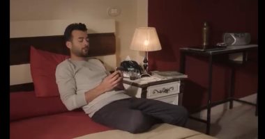 هيثم شاكر يتصفح "اليوم السابع" فى الحلقة 21 من ‏مسلسل "حب عمرى"‏