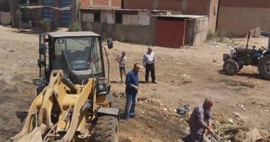 صور.. حملة مكبرة لرفع الإشغالات وتراكمات القمامة بشوارع قطور فى الغربية