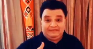 تحيا مصر.. المخرج خالد جلال يؤدى أغنية اسلام جمال بلغة الإشارة.. فيديو وصور
