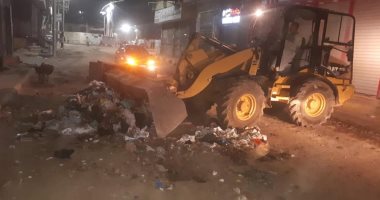 صور.. رفع 40 طن قمامة خلال حملة نظافة بمدينة البلينا فى سوهاج