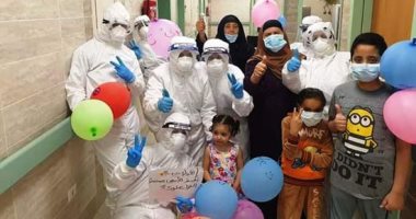 "شكرا ملائكة الرحمة".. رسائل أطفال الحجر بمستشفى ملوى للأطقم الطبية.. صور