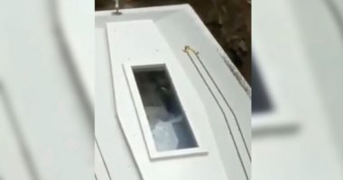 فيديو.. ميت يلوح بيده لأهله من داخل تابوته دون أن ينتبه أحد له بإندونيسيا