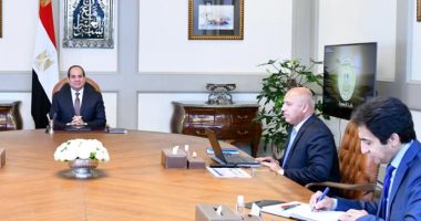 السيسى يبحث تسوية 250 مليار جنيه مديونيات هيئة السكة الحديد.. الرئيس يوجه بسرعة الانتهاء من خطة تطوير الشبكة وإنشاء خطوط جديدة لربط مختلف أنحاء الجمهورية.. وتطوير المناطق المحيطة بالطرق والمحاور
