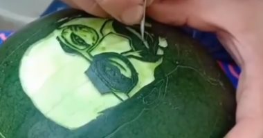 أحمد حلمى يتحول لصورة على "بطيخة".. والنجم "يا رب تطلع حمرا".. فيديو