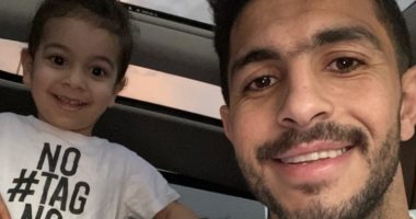 أيمن أشرف يستغل توقف كورونا فى قضاء وقت ممتع مع نجله