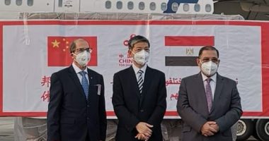 سفير بكين يسلم الدفعة الثالثة من المساعدات: نقف مع مصر حتى التغلب على كورونا