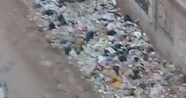 سيبها علينا.. شكوى من انتشار القمامة بشارع محطه مترو حلمية الزيتون