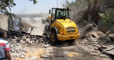 صور.. إزالة 4 حجرات خرسانية مخالفة تم بناؤها بطريق القبارى غرب الإسكندرية
