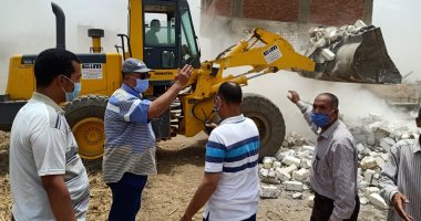 إزالة تعديات ومخالفات بناء بمركز ديروط وحملات رش وتطهير بمراكز أسيوط