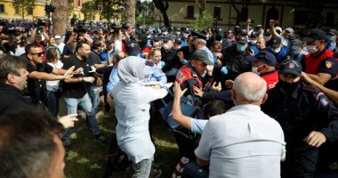 احتجاجات غاضبة في ألبانيا بسبب بدء هدم مبنى المسرح الوطني