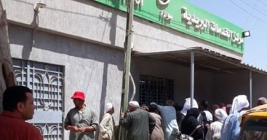 خوفا من كورونا.. شكوى من زحام شديد أمام مكتب بريد أبو شلبى سواده بالشرقية