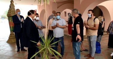 صور.. رئيس جامعة بنى سويف يستقبل آخر فوج للعائدين من الخارج بالمدينة الجامعية