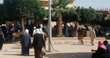 ازدحام المواطنين علي مكتب بريد أبو خليفة بالإسماعيلية.. صور