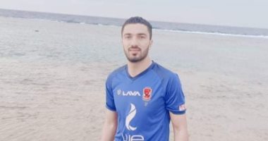 لاعب الأهلي السابق يؤدى مرانه اليومى فى الحجر الصحى مرسى علم.. صور