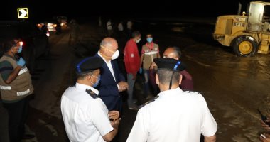 محافظ قنا يتابع غلق طريق قنا الأقصر الصحراوى وتصريف مياه السيول.. صور