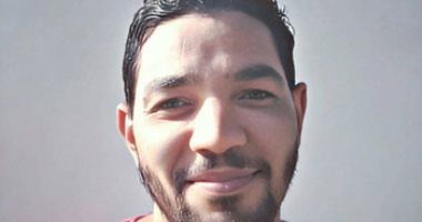 "هارون" فنان بورترية بالعريش يبدع فى نقش الوجوه على اللوحات 