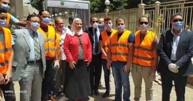 صور.. مؤسسة تربية البنين بالزقازيق تبدأ تصنيع بوابات تعقيم وتهدى أول إنتاجها للتضامن