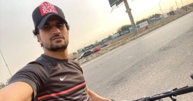 شاهد.. حارس الأهلى يستعين بالدراجة لمواجهة العزل المنزلى والصيام