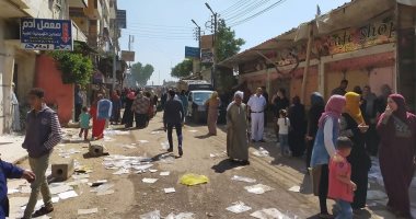 فض سوق الأحد بشبين القناطر وتحرير محاضر للمخالفين لمواجهة كورونا.. صور