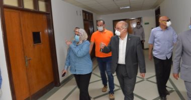 رئيس جامعة أسيوط يتفقد التطهير والتعقيم والوقاية الشخصية داخل المبنى الإدارى